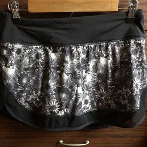 Lululemon skort  LIKE NEW size 6